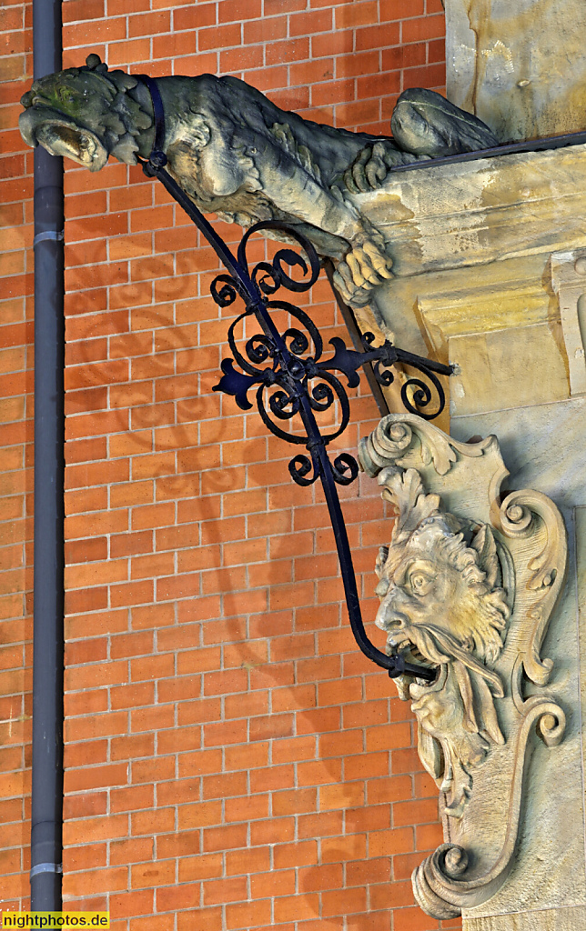 erlin Mitte Spandauer Vorstadt. Wohn- und Geschäftshaus erbaut 1891-1893 von Poetsch und Bohnstedt mit Neorenaissance Stilelementen. Wasserspeier. Münzstrasse 21-23