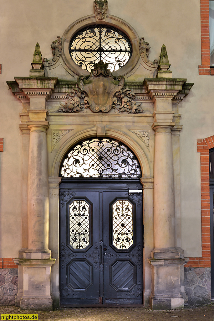 Berlin Mitte Spandauer Vorstadt. Wohn- und Geschäftshaus erbaut 1891-1893 von Poetsch und Bohnstedt mit Neorenaissance Stilelementen. Innenhof Tür mit Portikus. Münzstrasse 21-23