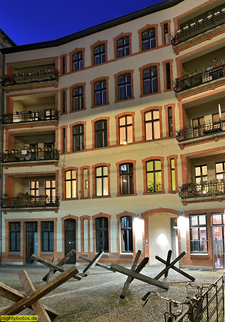 Berlin Mitte Spandauer Vorstadt. Wohn- und Geschäftshaus erbaut 1891-1893 von Poetsch und Bohnstedt. Kunstinstallation 'X Die Sperre im Kopf X' von Dafne B. Münzstrasse 21-23