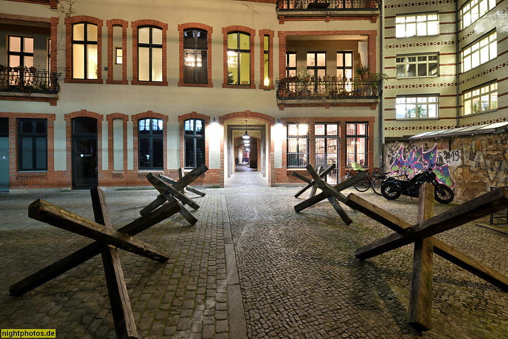 Berlin Mitte Spandauer Vorstadt. Wohn- und Geschäftshaus erbaut 1891-1893 von Poetsch und Bohnstedt. Kunstinstallation 'X Die Sperre im Kopf X' von Dafne B. Münzstrasse 21-23