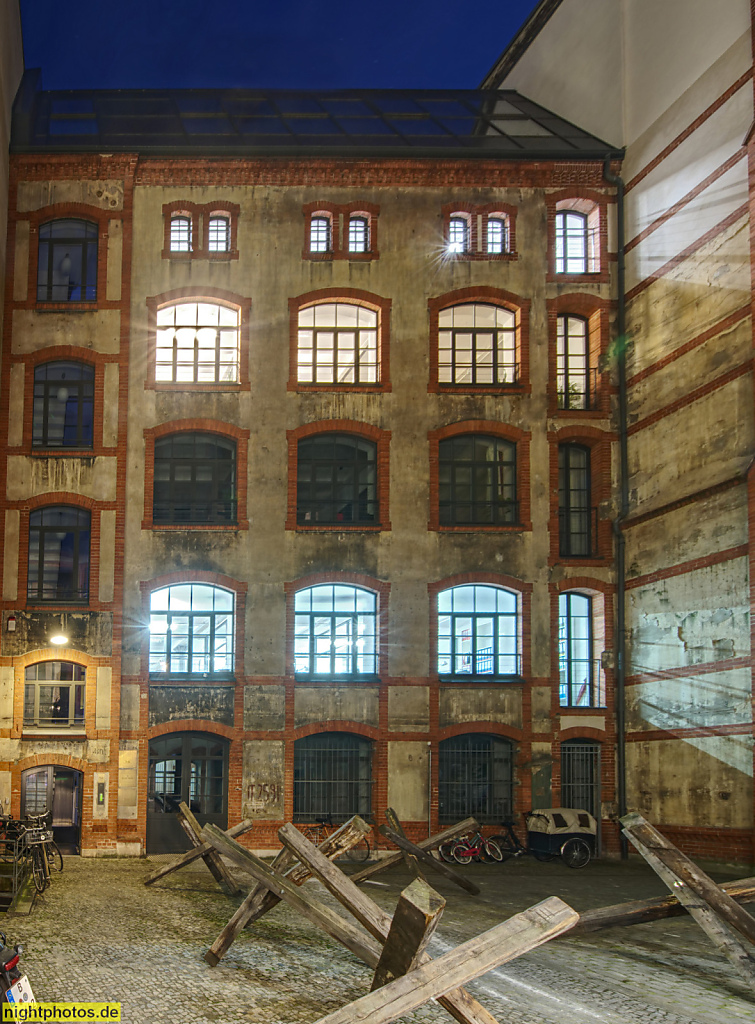 Berlin Mitte Spandauer Vorstadt. Wohn- und Geschäftshaus erbaut 1891-1893 von Poetsch und Bohnstedt. Kunstinstallation 'X Die Sperre im Kopf X' von Dafne B. Münzstrasse 21-23