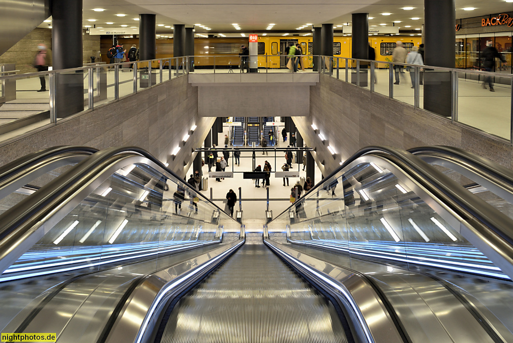 Berlin Mitte U-Bahnhof Unter den Linden. Erweiterung U5 erbaut 2010-2020 von Ingrid Hentschel und Professor Axel Oestreich zum Kreuzungsbahnhof mit der U6