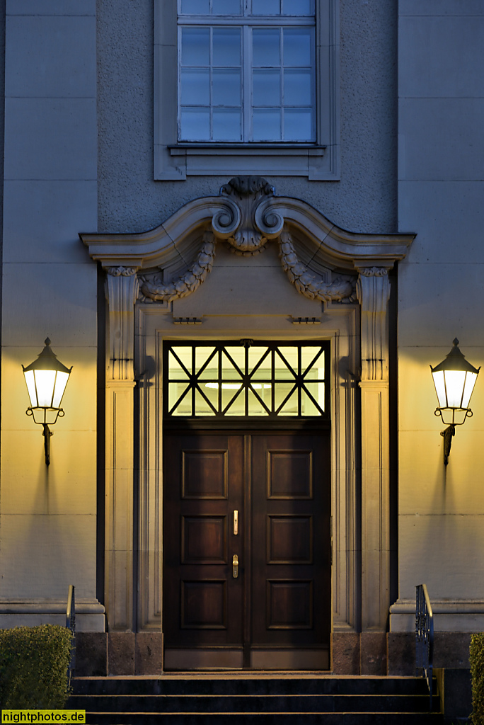 Berlin Dahlem Verwaltungsgebäude erbaut 1915-1923 von Eduard Fürstenau als Preussisches Geheimes Staatsarchiv. Archivstrasse 11-15. Tür mit Volutengiebel