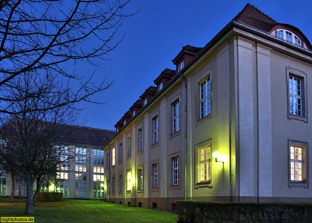 Berlin Dahlem Verwaltungsgebäude erbaut 1915-1923 von Eduard Fürstenau als Preussisches Geheimes Staatsarchiv. Archivstrasse 11-15. Seitenflügel mit Magazin