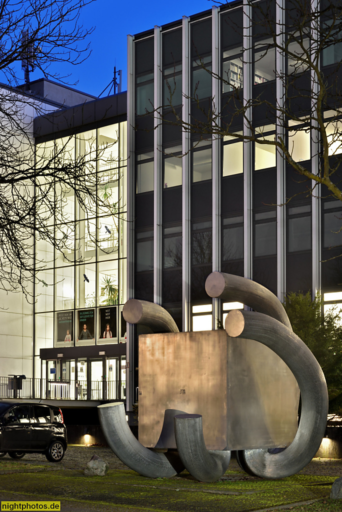 Berlin Dahlem Skulptur 'Grosser Würfel' von Brigitte Matschinsky-Denninghoff 1970 aus Chrom-Nickel-Stahl vor dem Friedrich-Meinecke-Institut der Freien Universität Berlin. Koserstrasse 20