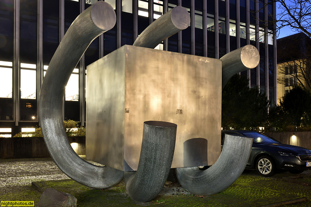 Berlin Dahlem Skulptur 'Grosser Würfel' von Brigitte Matschinsky-Denninghoff 1970 aus Chrom-Nickel-Stahl vor dem Friedrich-Meinecke-Institut der Freien Universität Berlin. Koserstrasse 20