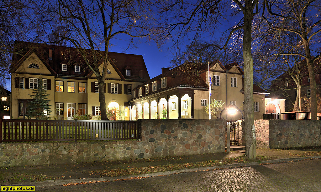 Berlin Dahlem Haus Schwarzkopf erbaut als Wohnhaus im Landhausstil 1914-1915 von Heinrich Straumer für Parfümerie-Fabrikant Hans Schwarzkopf. Saniert 2006-2008 von BASD Architekten. Peter-Lenné-Strasse 7