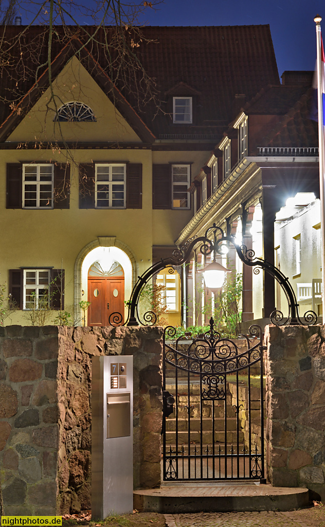 Berlin Dahlem Haus Schwarzkopf erbaut als Wohnhaus im Landhausstil 1914-1915 von Heinrich Straumer für Parfümerie-Fabrikant Hans Schwarzkopf. Saniert 2006-2008 von BASD Architekten. Peter-Lenné-Strasse 7