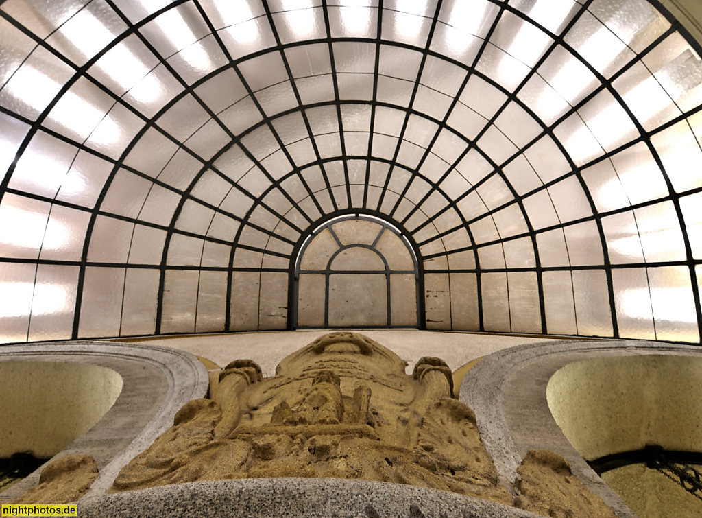 Berlin Wilmersdorf U-Bahnhof Heidelberger Platz in Neoromanik erbaut 1913 von Wilhelm Leitgebel. Kuppelhalle mit Steinrelief