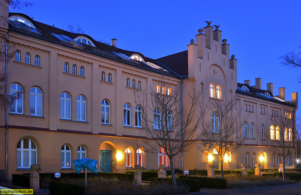 Berlin Hermsdorf. Erbaut 1866 von Ernst Busse als Cement- und Tonwarenfabrik Hermsdorf AG. Konkurs 1883. Restaurant Seeschloss ab 1883. Eigentumswohnungen seit 2009. Junostrasse 6h-6k