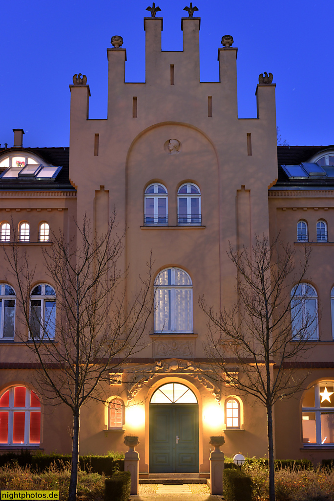 Berlin Hermsdorf. Erbaut 1866 von Ernst Busse als Cement- und Tonwarenfabrik Hermsdorf AG. Konkurs 1883. Restaurant Seeschloss ab 1883. Eigentumswohnungen seit 2009. Junostrasse 6h-6k