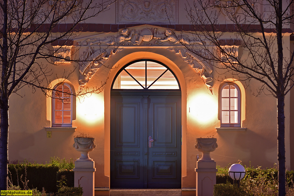 Berlin Hermsdorf. Erbaut 1866 von Ernst Busse als Cement- und Tonwarenfabrik Hermsdorf AG. Konkurs 1883. Restaurant Seeschloss ab 1883. Eigentumswohnungen seit 2009. Junostrasse 6h-6k