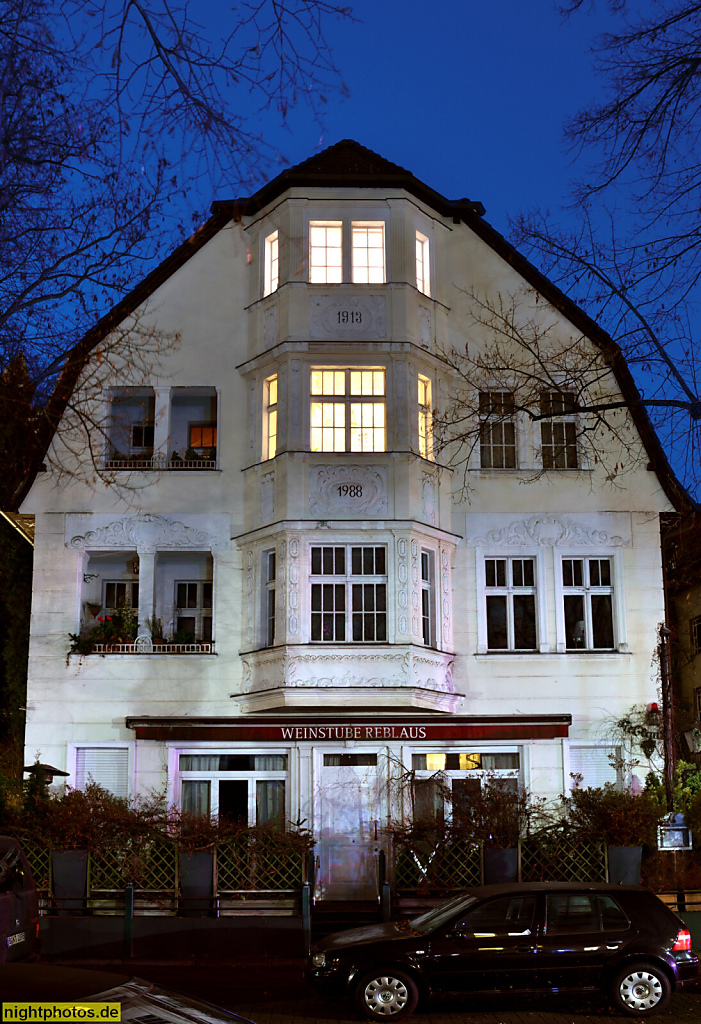 Berlin Hermsdorf. Weinstube Reblaus. Laut Inschrift erbaut 1913. Fassadenschmuck mit Stuckreliefs. Erker und Loggien. Krüppelmansarddach. Wachsmuthstrasse 19