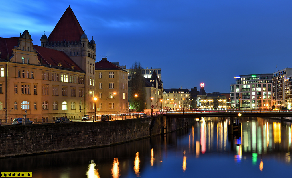 Berlin Mitte Dorotheenstadt. Spreeblick am Weidendamm. Ehemalige Kaiser Alexander-Garde-Grenadier-Kaserne erbaut 1898-1901 von Regierungsbaumeister Julius Boethke fuer die Preussische Armee