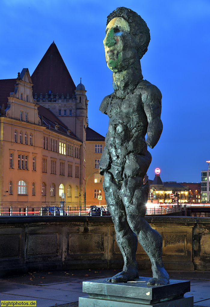 Berlin Mitte. Skulptur 'Hektor Köpf' von Markus Lüpertz 2014 auf der Monbijoubrücke. Bronze auf Sockel