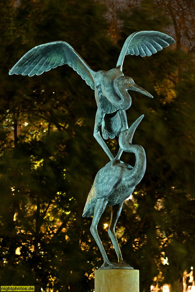 Berlin Mitte Spandauer Vorstadt. Monbijoupark. Bronze Skulptur 'Reiherpaar' von Hans-Detlev Hennig erschaffen 1989 auf einer Stele
