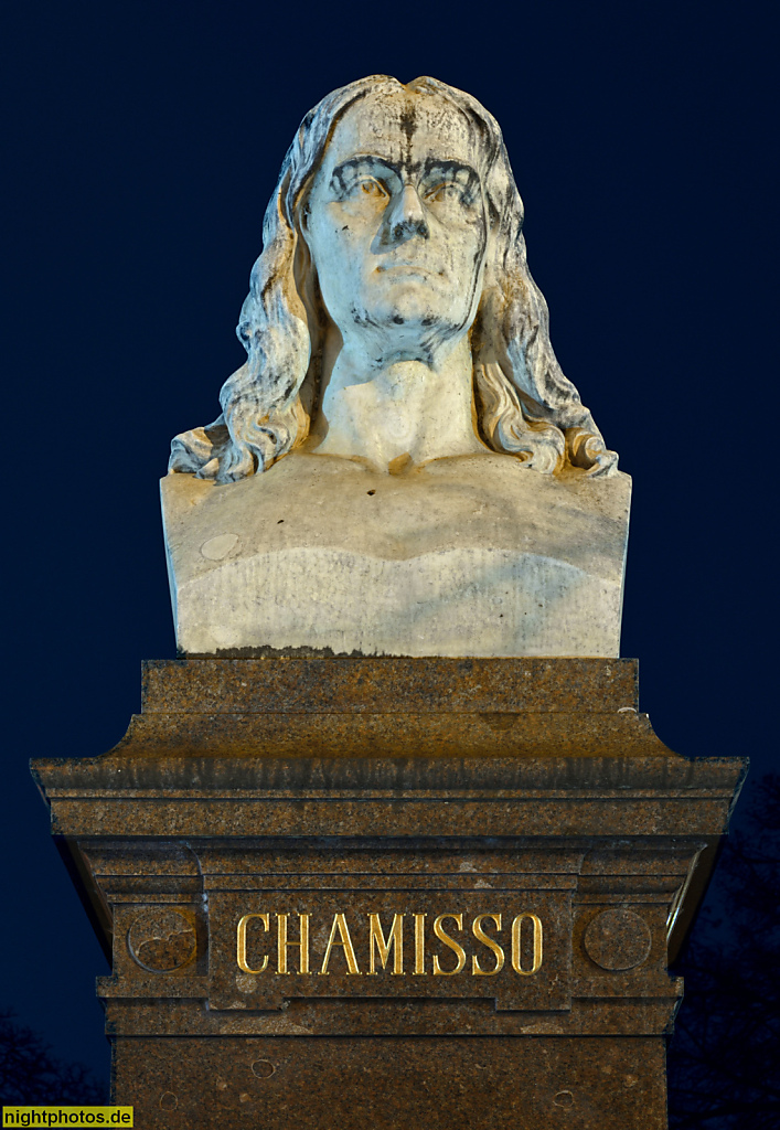 Berlin Mitte Spandauer Vorstadt. Monbijoupark. Denkmal mit Marmorbüste Adelbert von Chamisso von Julius Moser erschaffen 1888 aus Marmor auf poliertem Granitsockel