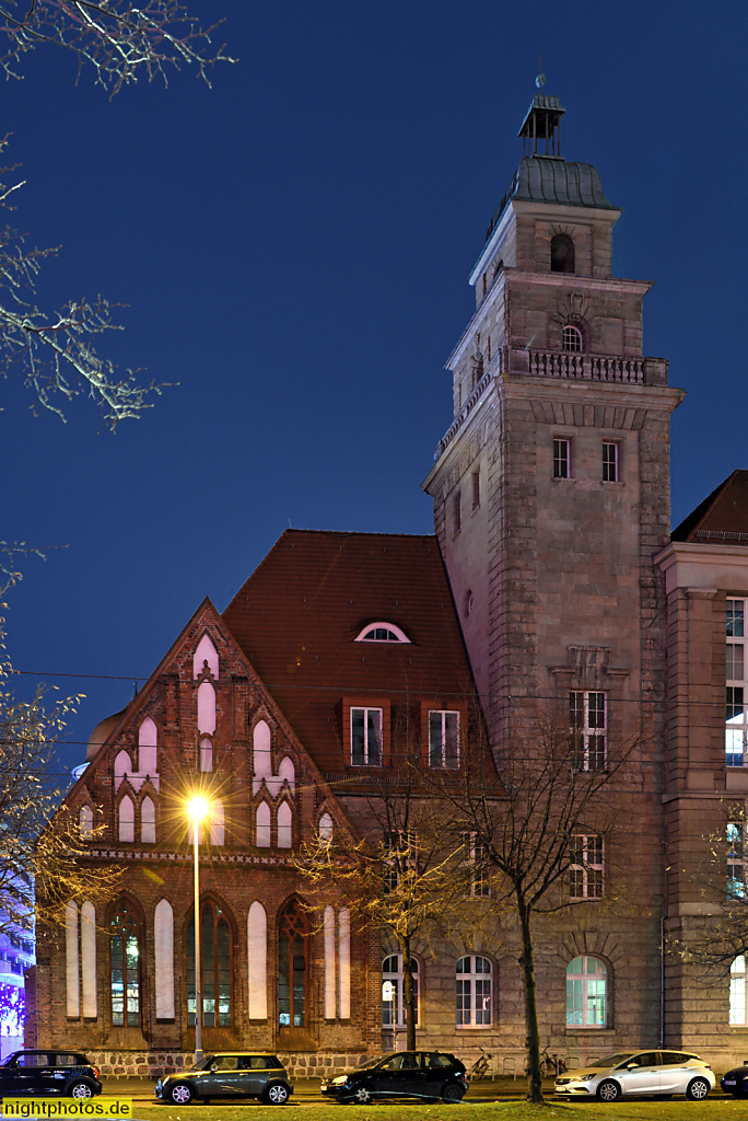 Berlin Mitte Wirtschaftswissenschaftliche Fakultät der HU. Erbaut 1904-1906 von Cremer und Wolffenstein als Handelshochschule. Heilig-Geist-Kapelle von 1300. Saniert 1979 und 2005. Spandauer Strasse 1