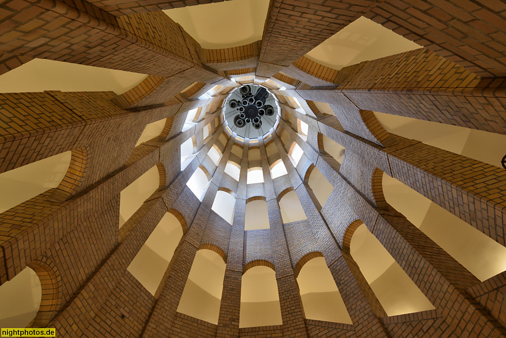 Berlin Mitte Französischer Dom am Gendarmenmarkt. Erbaut 1780-1785 von Carl von Gontard für Friedrich der Grosse (Friedrich II.) Wiederaufbau 1978-1983. Treppenturm mit Wendeltreppe