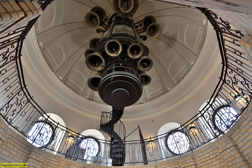 Berlin Mitte Französischer Dom am Gendarmenmarkt. Erbaut 1780-1785 von Carl von Gontard für Friedrich der Grosse (Friedrich II.) Wiederaufbau 1978-1983. Carillon eingebaut 1987 von Glockengiessermeister Franz Peter Schilling und Margarete Schilling. Erneu
