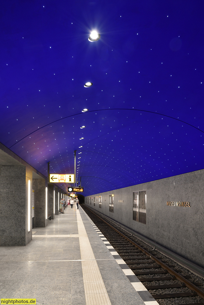 Berlin Mitte U-Bahnhof Museumsinsel erbaut bis 2021 von Max Dudler nach Schinkels Bühnenbild zu 'Königin der Nacht' aus der Zauberflöte. 6000 LED Lichtpunkte