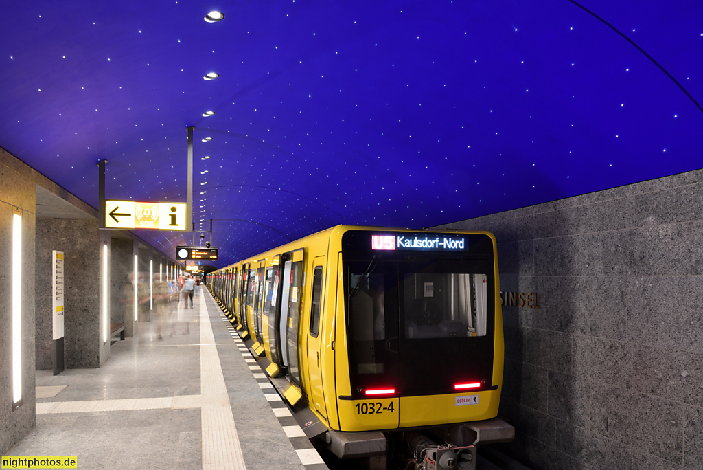 Berlin Mitte U-Bahnhof Museumsinsel erbaut bis 2021 von Max Dudler nach Schinkels Bühnenbild zu 'Königin der Nacht' aus der Zauberflöte. 6000 LED Lichtpunkte