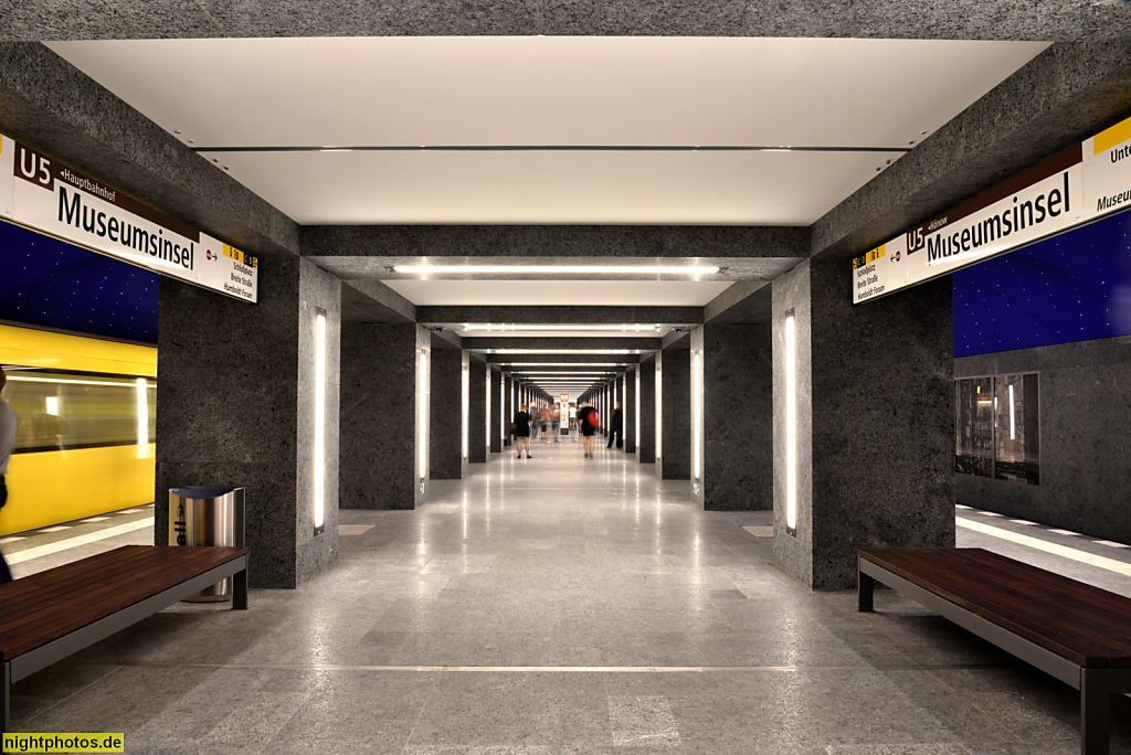 Berlin Mitte U-Bahnhof Museumsinsel erbaut bis 2021 von Max Dudler nach Schinkels Bühnenbild zu 'Königin der Nacht' aus der Zauberflöte. 6000 LED Lichtpunkte