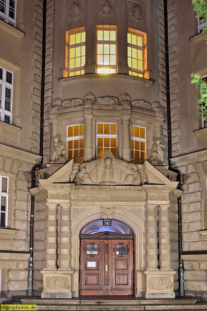 Berlin Pankow Carl-von-Ossietzky-Gymnasium. Erbaut 1909-1910 von Carl Fenten Rudolf Klante und Eilert Franzen als 5. Gemeindeschule für Knaben und Höhere Töchterschule. Görschstrasse 42-44