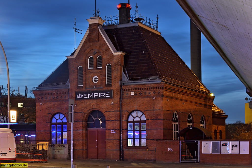 Berlin Wilmersdorf S-Bahnhof Heidelberger Platz Empfangsgebäude erbaut 1890 von Julius Holverschig. Plattform-Zeltdach hinter übergiebelten Mittelrisalit