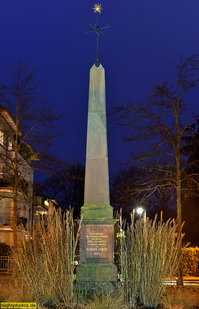 Berlin Friedrichshagen Kolonie Hirschgarten. Obelisk errichtet 1895 auf dem Hirteplatz zum Gedenken an den Siedlungsgründer Albert Hirte