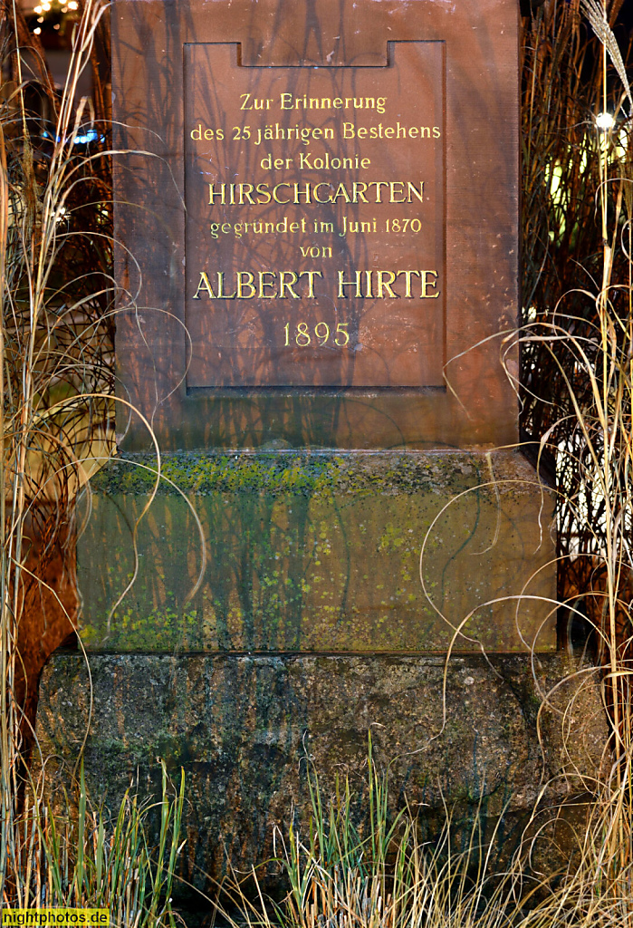 Berlin Friedrichshagen Kolonie Hirschgarten. Obelisk errichtet 1895 auf dem Hirteplatz zum Gedenken an den Siedlungsgründer Albert Hirte