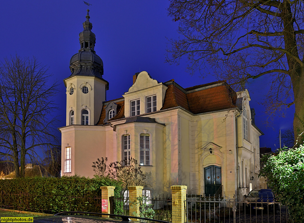 Berlin Friedrichshagen Kolonie Hirschgarten. Bildungszentrum der Stiftung TANZ (Transition Zentrum Deutschland) erbaut 1899 als Villa. Umbau 1934. Weg zur Quelle 13