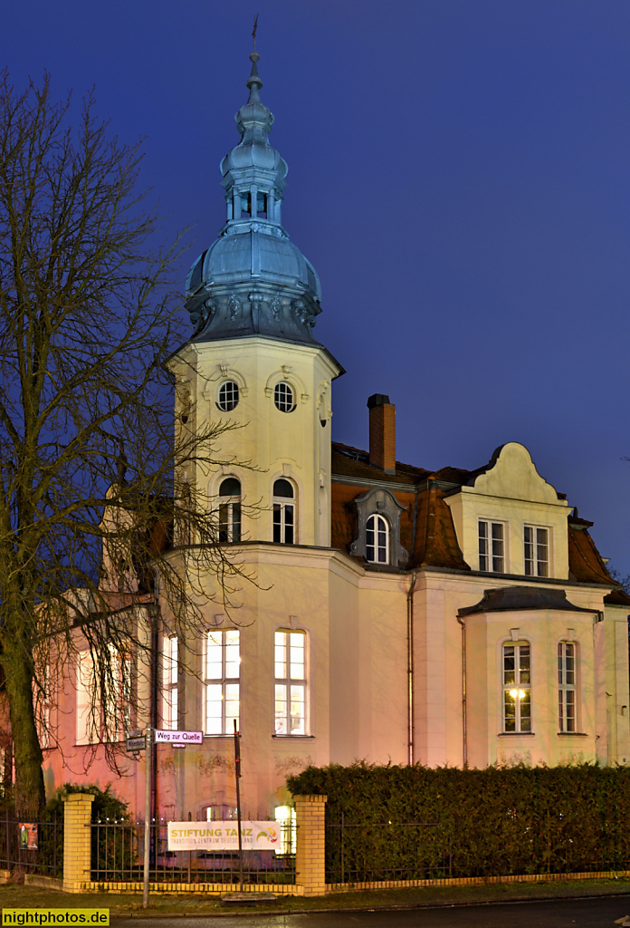 Berlin Friedrichshagen Kolonie Hirschgarten. Bildungszentrum der Stiftung TANZ (Transition Zentrum Deutschland) erbaut 1899 als Villa. Umbau 1934. Weg zur Quelle 13