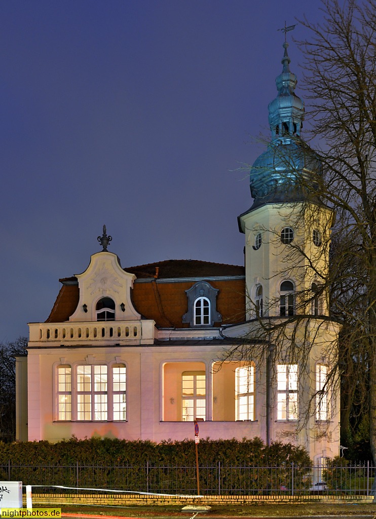 Berlin Friedrichshagen Kolonie Hirschgarten. Bildungszentrum der Stiftung TANZ (Transition Zentrum Deutschland) erbaut 1899 als Villa. Umbau 1934. Weg zur Quelle 13