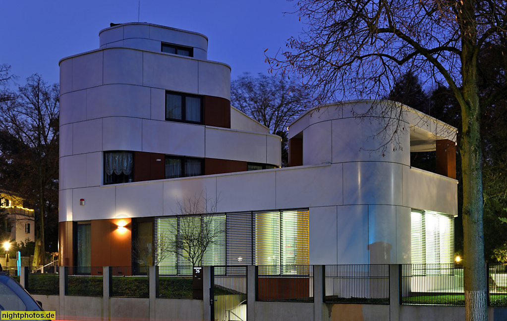 Berlin Grunewald. Moderne Villa mit Anwaltsbüro in der Königsallee 26