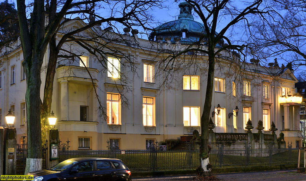 2021-01-05 02-03 Berlin Grunewald. Löwenpalais erbaut 1903-1904 von Architekt Bernhard Sehring für Brauereibesitzerin Emilie Habel. Neobarock mit Jugendstilelementen. Seit 1988 Sitz der gemeinnützigen Kunststiftung Starke. Königsallee 30-32