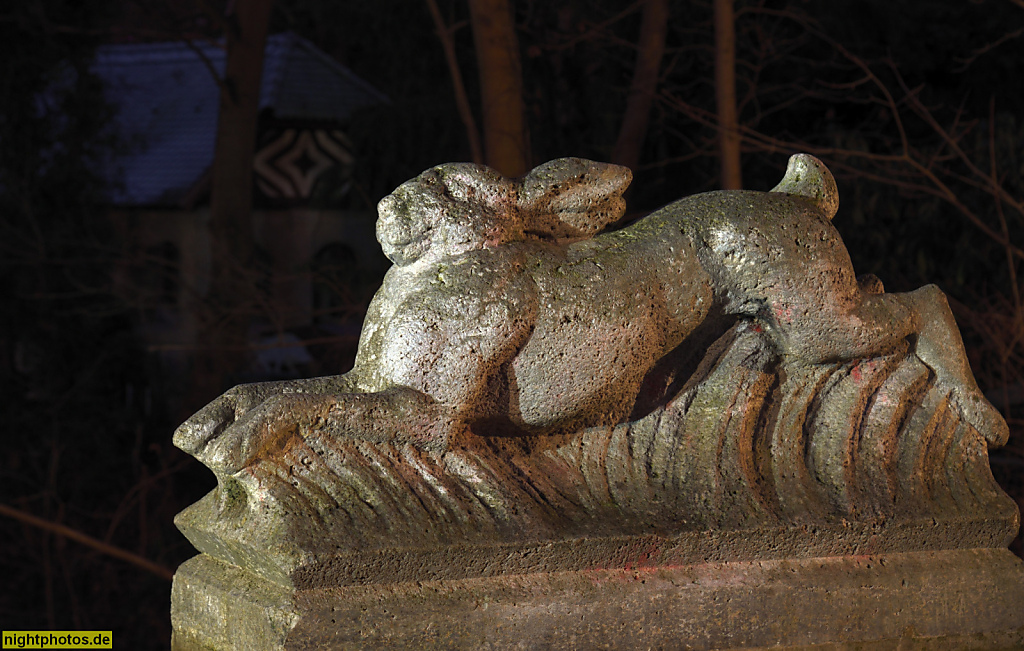 Berlin Grunewald. Hasensprung. Brücke aus Stahlbeton erbaut 1920-1925 über Verbindungsfluss Dianasee Königssee. Namensgebende Sandsteinfigur