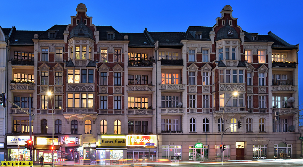 Berlin Schöneberg. Doppelmietshaus erbaut 1901-1902 von Fritz und Martin Flatow. Stuckfassade mit Erker Loggien und Schweifgiebel. Hauptstrasse 17-18