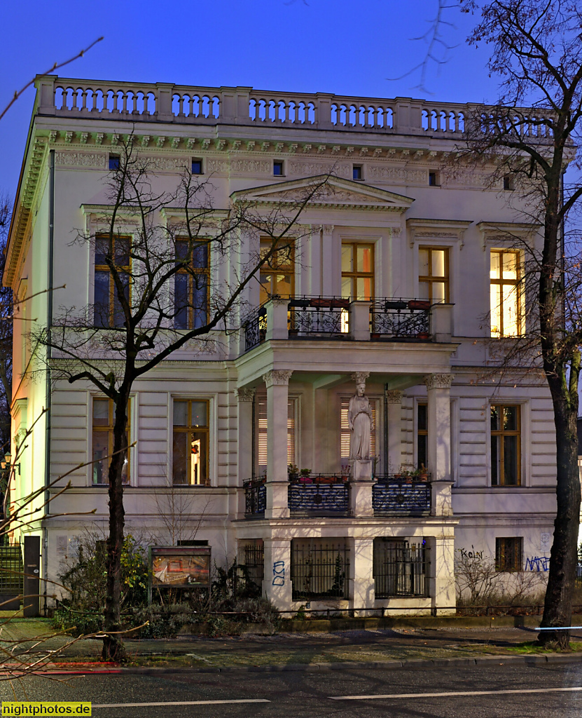 Berlin Schöneberg. Kindertagesstätte am Lassenpark. Jugendfreizeiteinrichtung. Als Wohnhaus erbaut 1874 von Zimmermeister A. Dischmeyer. Hauptstrasse 43
