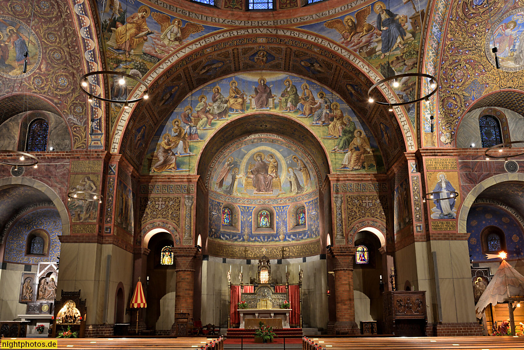 Berlin Steglitz Katholische Rosenkranzbasilika. Als Pfarrkirche erbaut 1899-1900 von Christoph Hehl. Altarraum. Malerei von Friedrich Stummels Theodor Nüttgens Karl Wenzel. Kieler Strasse 11