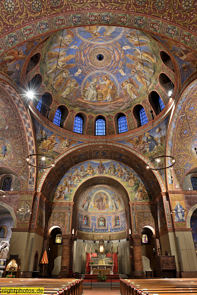 Berlin Steglitz Katholische Rosenkranzbasilika. Als Pfarrkirche erbaut 1899-1900 von Christoph Hehl. Altarraum. Malerei von Friedrich Stummels Theodor Nüttgens Karl Wenzel. Kieler Strasse 11