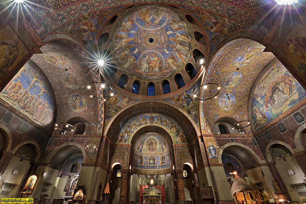 Berlin Steglitz Katholische Rosenkranzbasilika. Als Pfarrkirche erbaut 1899-1900 von Christoph Hehl. Altarraum. Malerei von Friedrich Stummels Theodor Nüttgens Karl Wenzel. Kieler Strasse 11