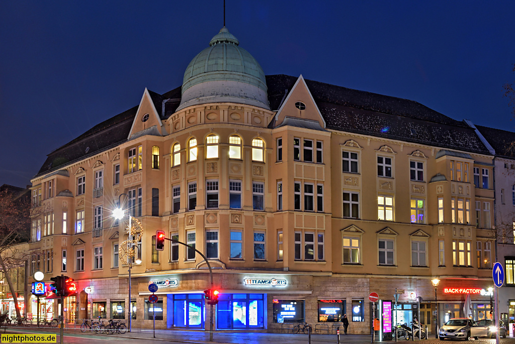 Berlin Steglitz. Wohn- und Geschäftshaus mit Eckkuppel und übergiebelten Erkern erbaut 1908-1909 durch Robert Metzger. Schlossstrasse 88 Ecke Albrechtstrasse 132