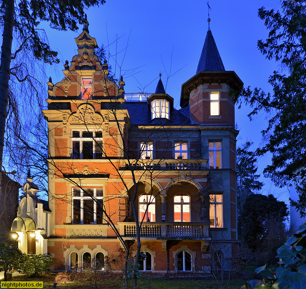 Berlin Lichterfelde. Villa mit Turm und Schweifgiebel erbaut 1896-1898 von Emil Schwerdtfeger. Sanierung 1986-1988 und 2006-2008 von Architekt Bultmann und Team. Ringstrasse 28