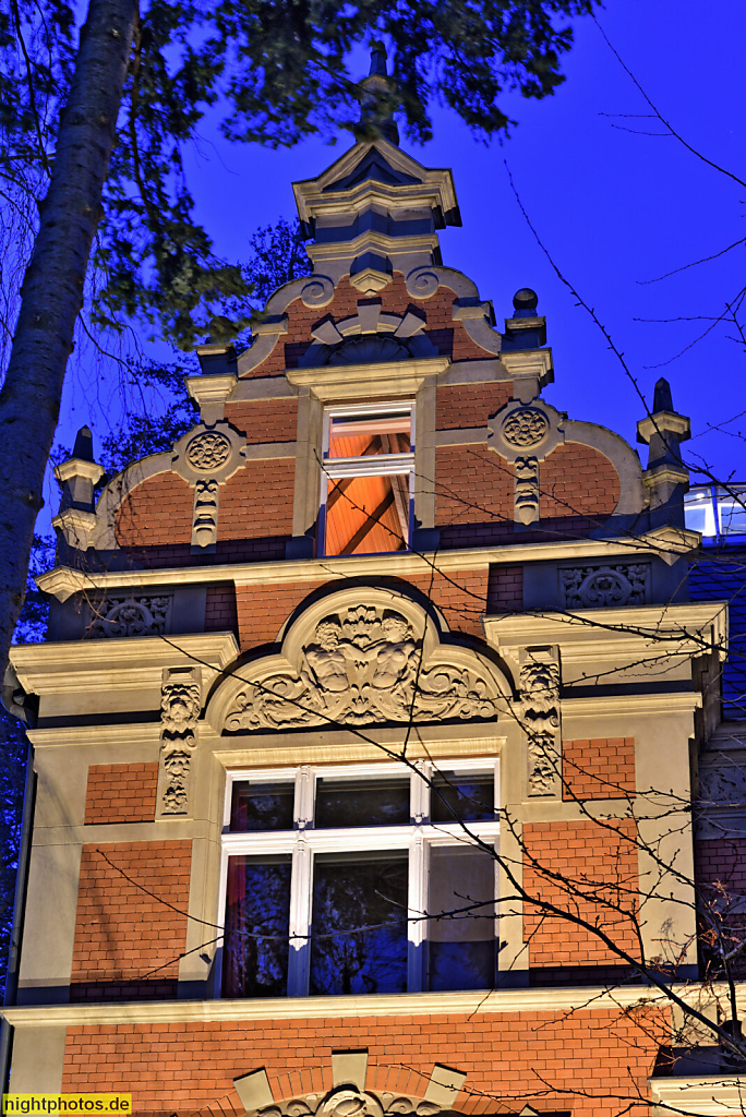 Berlin Lichterfelde. Villa mit Schweifgiebel. Erbaut 1896-1898 von Emil Schwerdtfeger. Sanierung 1986-1988 und 2006-2008 von Architekt Bultmann und Team. Ringstrasse 28