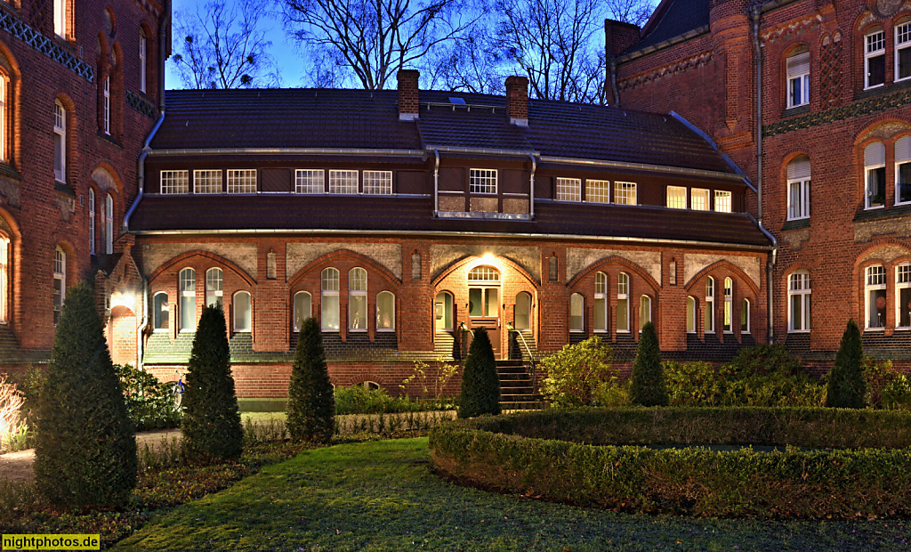 Berlin Lichterfelde. Wohnanlage des Beamten-Wohnungsverein seit 2007. Erbaut 1896-1898 als Seniorenheim Rotherstift von Alfred Koerner mit Verbindungsbau. Umbau 1925. Kommandantenstrasse 9-12