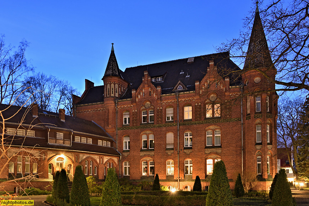 Berlin Lichterfelde. Wohnanlage des Beamten-Wohnungsverein seit 2007. Erbaut 1896-1898 als Seniorenheim Rotherstift von Alfred Koerner mit Turmbauten. Umbau 1925. Kommandantenstrasse 9-12