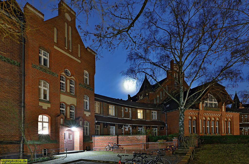 Berlin Lichterfelde. Wohnanlage des Beamten-Wohnungsverein seit 2007. Erbaut 1896-1898 als Seniorenheim Rotherstift von Alfred Koerner. Umbau 1925. Kommandantenstrasse 9-12