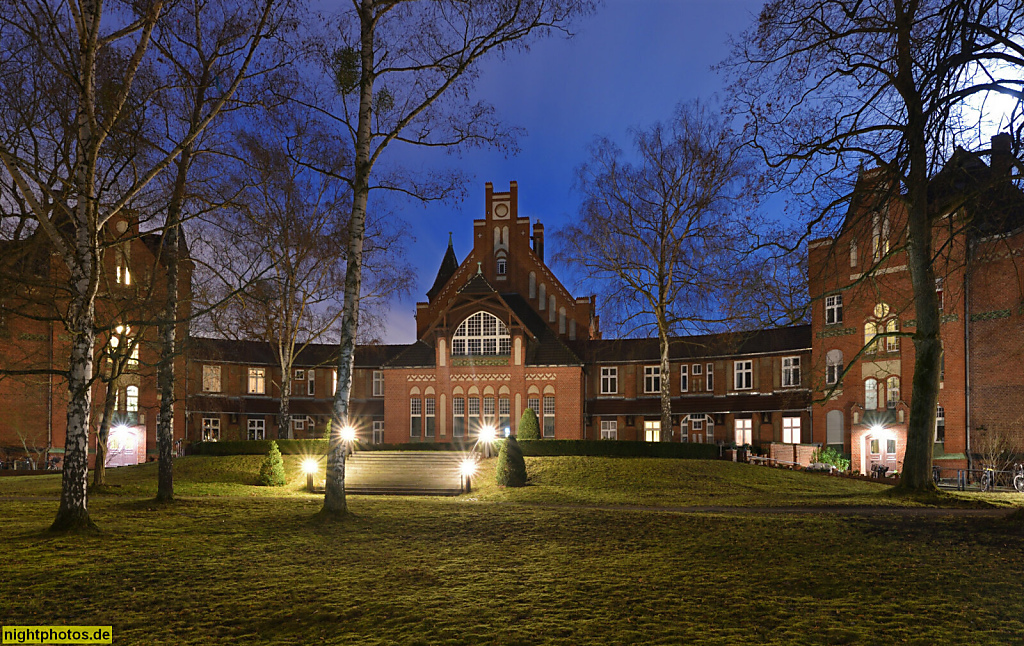 Berlin Lichterfelde. Wohnanlage des Beamten-Wohnungsverein seit 2007. Erbaut 1896-1898 als Seniorenheim Rotherstift von Alfred Koerner. Umbau 1925. Kommandantenstrasse 9-12