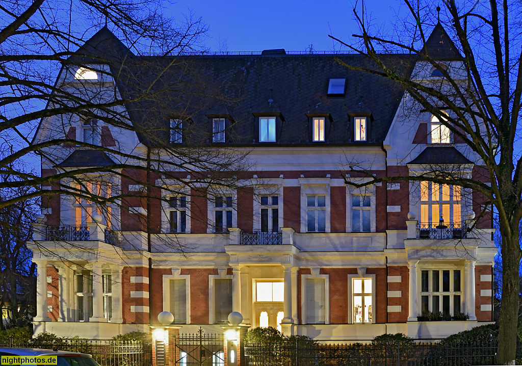 Berlin Hermsdorf. Mietshaus mit Seitenrisaliten und Portikus. Wachsmuthstrasse 9